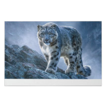 Majestätischer Schneepanther in den Winterbergen –