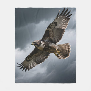 Majestätischer schwebender Habicht Sturmwolken Fleecedecke