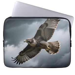 Majestätischer schwebender Habicht Sturmwolken Laptopschutzhülle
