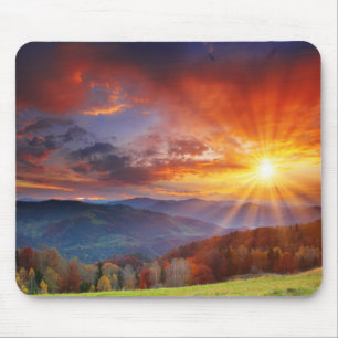 Majestätischer Sonnenaufgang in der Bergwelt Mousepad