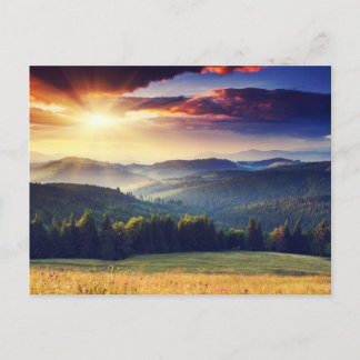 Majestätischer Sonnenuntergang in der Berglandscha Postkarte