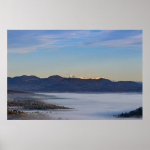 Majestätischer Triglav mit Nebel im Tal Poster