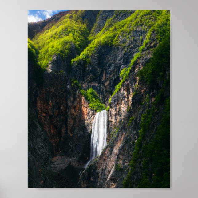 Majestätischer Wasserfall Boka im Frühling Ruhm Poster (Vorne)