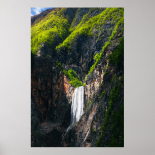 Majestätischer Wasserfall Boka im Frühling Ruhm Poster
