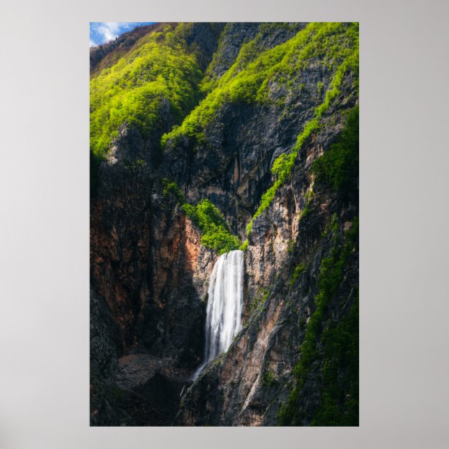 Majestätischer Wasserfall Boka im Frühling Ruhm Poster (Vorne)