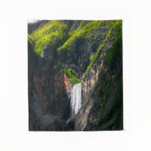 Majestätischer Wasserfall Boka im Frühling Ruhm