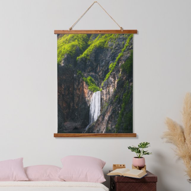 Majestätischer Wasserfall Boka im Frühling Ruhm Wandteppich Mit Holzrahmen (Schlafzimmer)