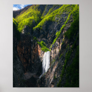 Majestätischer Wasserfall Boka in Frühlingsprracht Poster