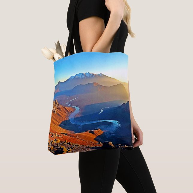 Majestätisches Bergtal-Fluss-Design (Von Nahem)