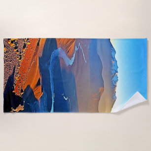 Majestätisches Bergtal-Fluss-Design Strandtuch