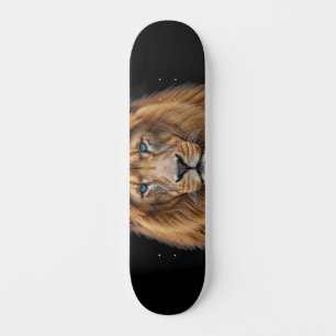 Majestätisches Löwengesicht mit blauen Augen Wil Skateboard