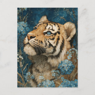 Majestätisches Tigerjunge im blauen Blumen Garten Postkarte