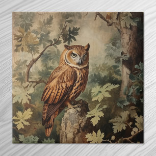 Majestätliche Eule in einem Wald Fliese