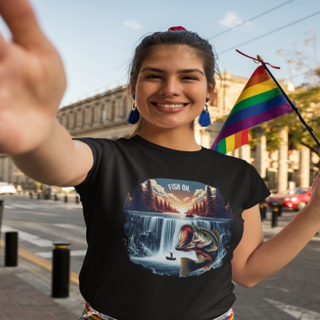 Majestic Bass springt über Wasserfall bei Sonnenun T-Shirt (Von Creator hochgeladen)