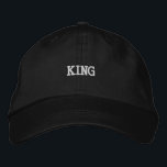 Majestic Black Hat mit prominenter Königstickerei Bestickte Baseballkappe<br><div class="desc">Die schwarze,  einstellbare Kappe,  die mit der markanten "King" Stickerei bestickt ist,  sorgt für Aufmerksamkeit. Aus Baumwolle gefertigt,  enthält diese Kappe eine verstellbare Visitenkarte für eine perfekte Passform. Eine stilvolle Wahl,  um Ihrem Aussehen Eleganz zu verleihen.</div>