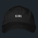 Majestic Black Hat mit prominenter Königstickerei Bestickte Baseballkappe<br><div class="desc">Die schwarze,  einstellbare Kappe,  die mit der markanten "King" Stickerei bestickt ist,  sorgt für Aufmerksamkeit. Aus Baumwolle gefertigt,  enthält diese Kappe eine verstellbare Visitenkarte für eine perfekte Passform. Eine stilvolle Wahl,  um Ihrem Aussehen Eleganz zu verleihen.</div>
