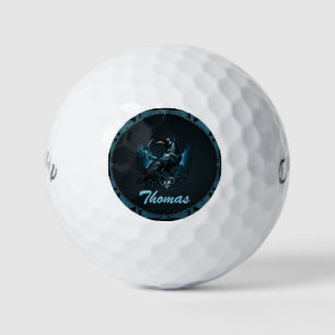 Majestic Black raven auf einem verzierten Golfball