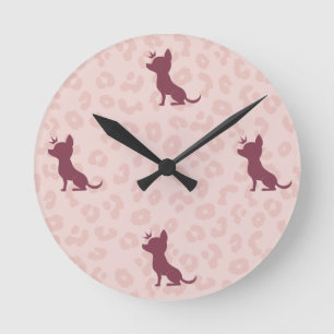 Majestic Chihuahua auf rosa Leopard drucken Runde Wanduhr