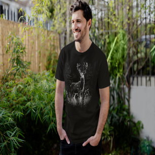 Majestic Deer in der Wildnis - Black&White Art T-Shirt