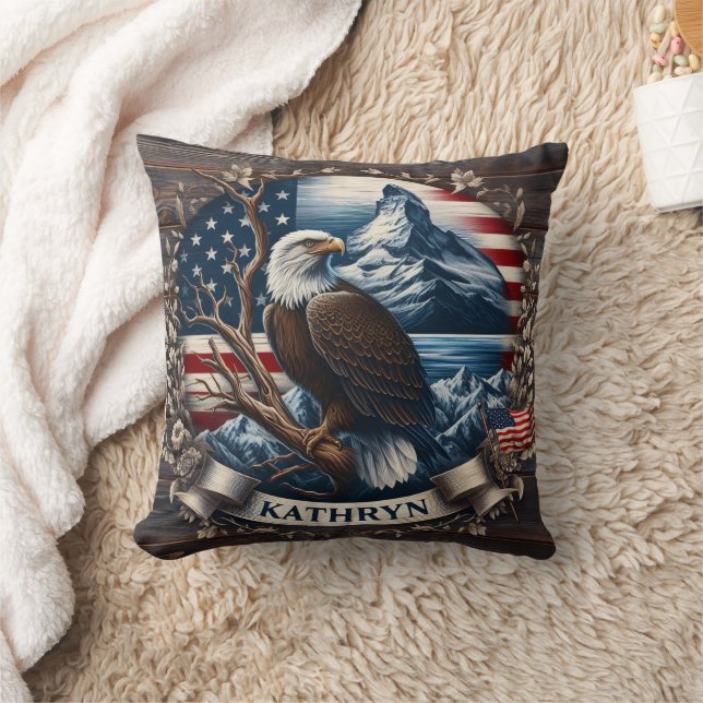 Majestic Eagle mit Bergen und amerikanischer Flagg Kissen (Decke)