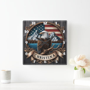 Majestic Eagle mit Blick auf die Bergwelt Quadratische Wanduhr