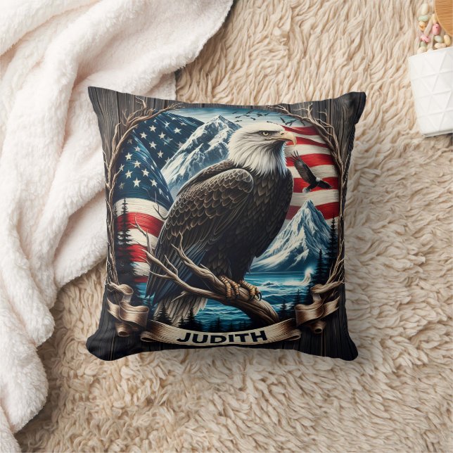 Majestic Eagle Over American Mountains und Flag Kissen (Decke)