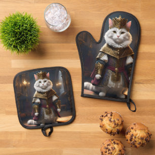 "Majestic Monarch: The Regal White Cat in Robes" Ofenhandschuh & Topflappen-Set