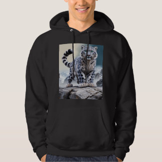 Majestic Snow Leopard auf der Rocky Cliff Hoodie