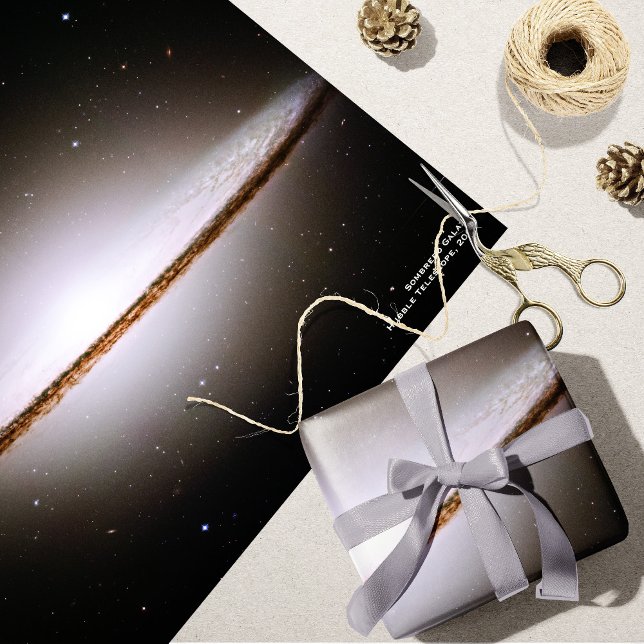 Majestic Sombrero Galaxy Hubble Telescope 2004 Geschenkpapier (Von Creator hochgeladen)