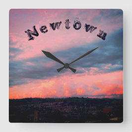 Majestic Sunset in Newtown, Powys, Wales Quadratische Wanduhr