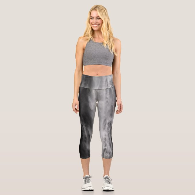 Majestic waterfall Boka, Slowenien Schwarz-weiß Capri Leggings (Vorderseite)
