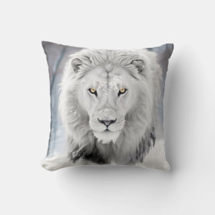 Majestic White Lion im Winter Wonderland Design Kissen