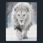 Majestic White Lion im Winter Wonderland Design Puzzle<br><div class="desc">Mit diesem majestätischen, weißen Löwen-Design-Set erfassen Sie den Power und die Gnade der Wildnis gegen eine verschneite Winterlandschaft. Dieses Kunstwerk mit einem wilden, weißen Löwen mit dicken Mäusen und durchdringenden goldenen Augen verkörpert Kraft und Schönheit in einer ruhigen und frostigen Umgebung. Dieses beeindruckende Design ist perfekt für Tierliebhaber, Wildtierfreunde und...</div>
