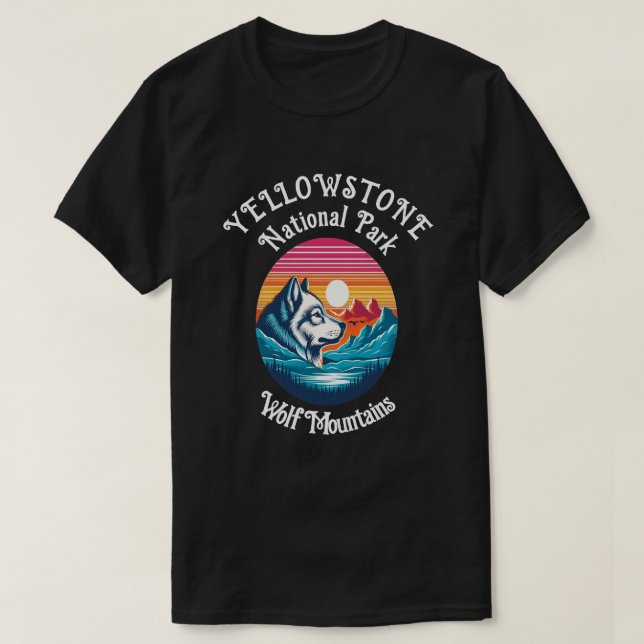 Majestic Wolf Gazing auf Berggipfeln T-Shirt (Design vorne)