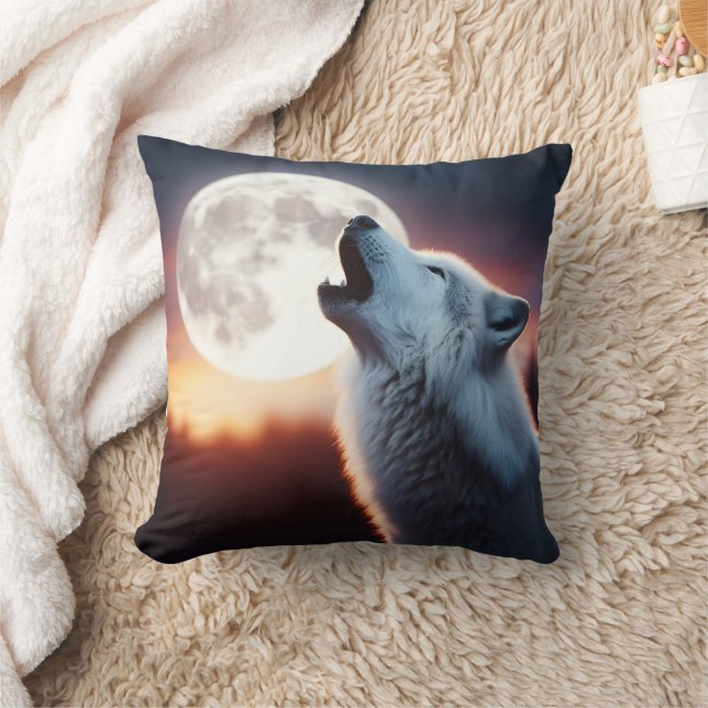 Majestic Wolf Howling auf dem Mond. Kissen (Decke)