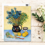 Majolica Jug mit Wildblumen Van Gogh Postkarte<br><div class="desc">Eine schöne Postkarte mit dem Gemälde Stillleben Majolica Jug mit Wildblumen (1888),  von Vincent van Gogh (1853-1890). Ein Stillleben eines Steinzeugkrug mit blauen Wildblumen und Zitronen.</div>