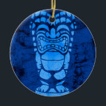 Makapuu Beach Hawaiian Laughing Tiki Batik Keramikornament<br><div class="desc">Ein lachendes Ki-Design mit einer Batik-Textur überall. Diese Karte erinnert an die Entwürfe,  die in Vintagen Aloha-Shirts in den 40er und 50er Jahren verwendet wurden. Dieses Design kommt in mehreren Farben.</div>