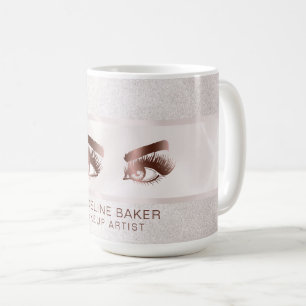 Make-upkünstler-Augenbraue mustert Kaffeetasse