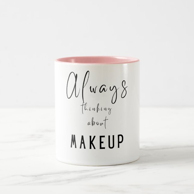 Makeup, immer über Makeup nachdenken Zweifarbige Tasse (Mittel)
