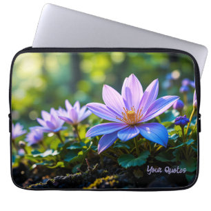 Makro Lila Waldwildblumen mit Tau Laptopschutzhülle
