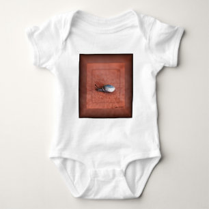 Makroaufnahme der Schnecke auf der Terracotta Baby Strampler