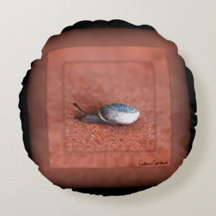 Makroaufnahme der Schnecke auf der Terracotta Rundes Kissen