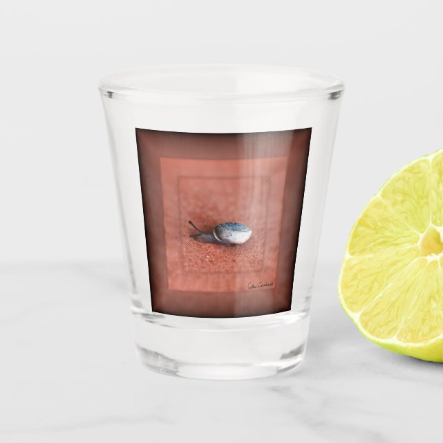 Makroaufnahme der Schnecke auf der Terracotta Schnapsglas (Vorderseite)