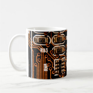 Makroaufnahme einer Leiterplatte, Kabel, Kondensat Kaffeetasse