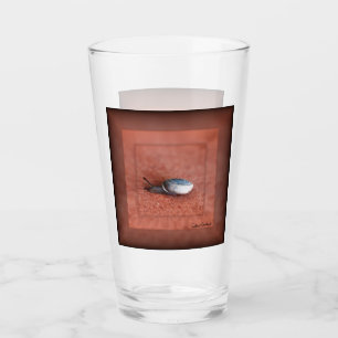 Makrofoto von Schnecke auf Terrakotta Glas