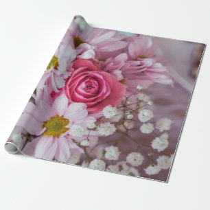 MAKROFOTOGRAFIE EINER ROSAFARBENEN ROSE GESCHENKPAPIER