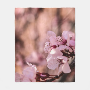 MAKROFOTOGRAFIE VON BLÜHENDEN ROSA KIRSCHBLÜTEN FLEECEDECKE