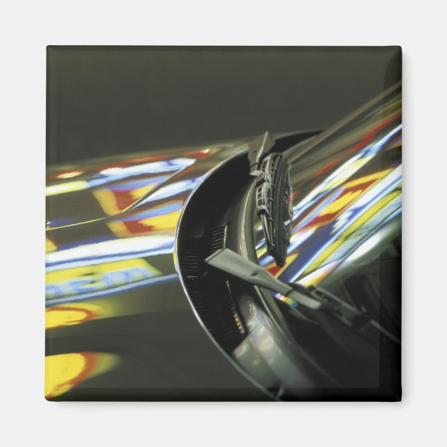 Malaysia, Melaka. Neonreflektionen im Auto Magnet (Vorne)