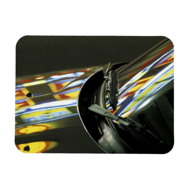 Malaysia, Melaka. Neonreflektionen im Auto Magnet (Horizontal)