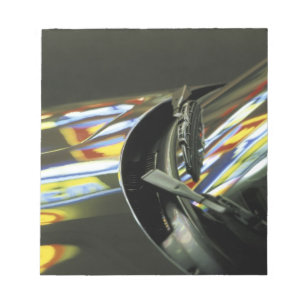 Malaysia, Melaka. Neonreflektionen im Auto Notizblock